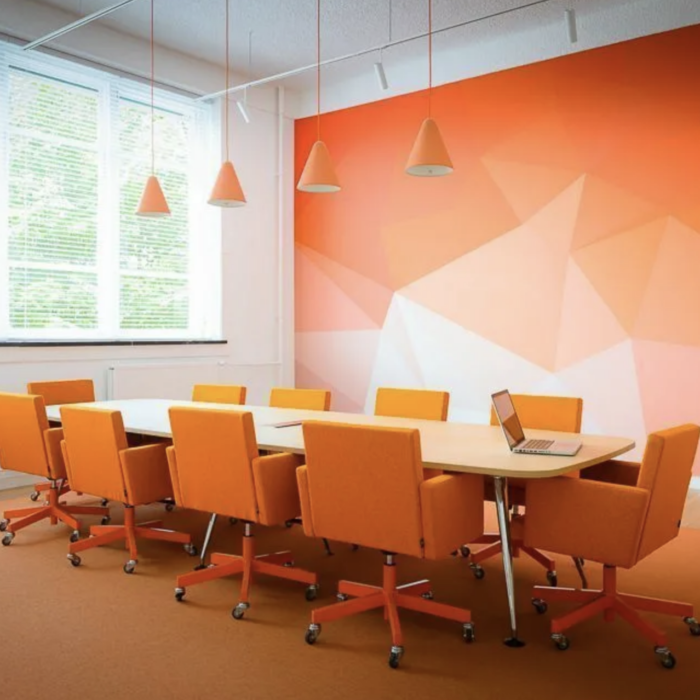 Покраска стен в офисе оранженый