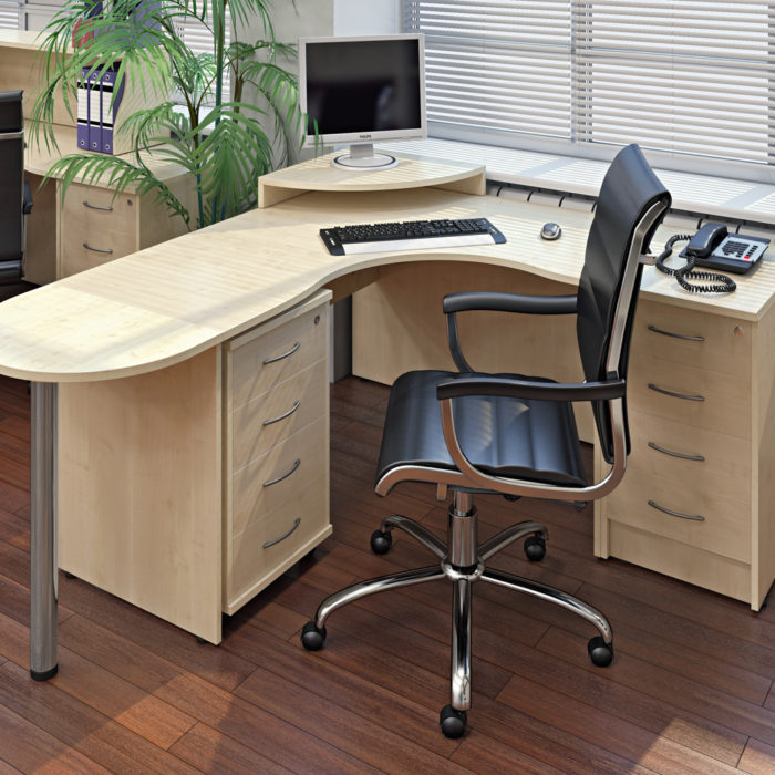 Угловые столы в офисе пример